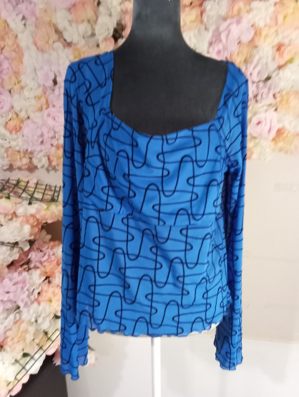 Buckle Royal Blue Long-Sleeve Scoop Neck Tee with Black Abstract Lines